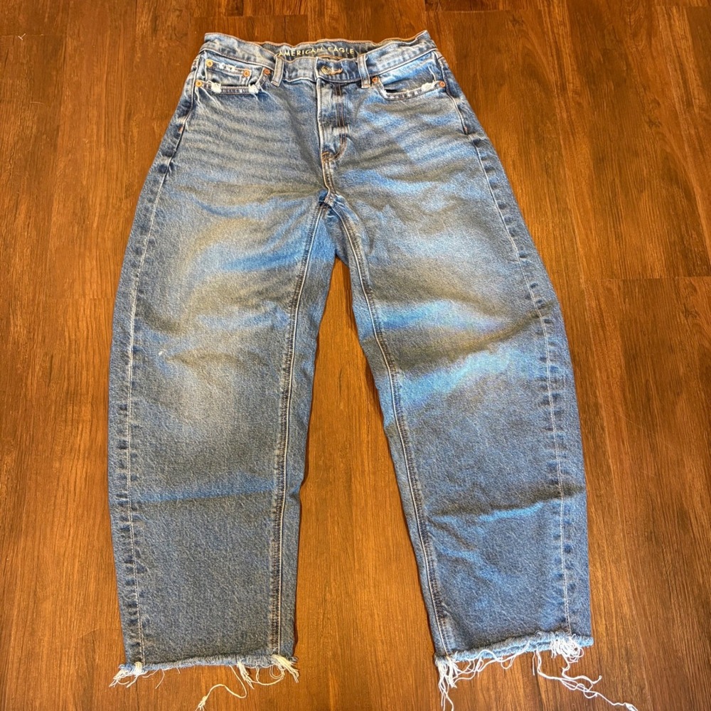 Boho Chic American Eagle Barrel Leg Jeans Raw Hem 0 Short Medium Wash Balloon
